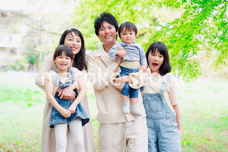 子どもが3人いる家族の集合写真