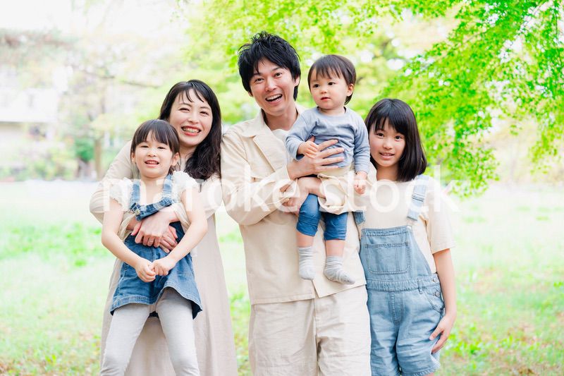 子どもが3人いる家族の集合写真