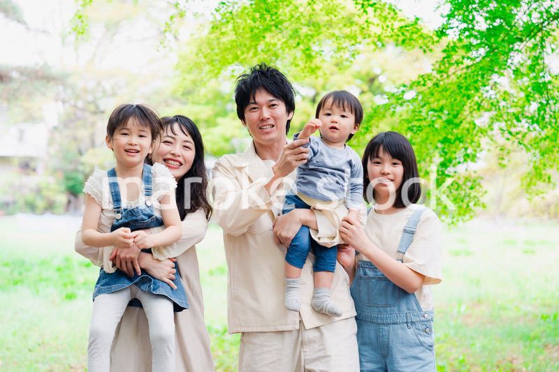 子どもが3人いる家族の集合写真