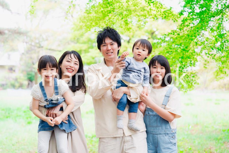 子どもが3人いる家族の集合写真