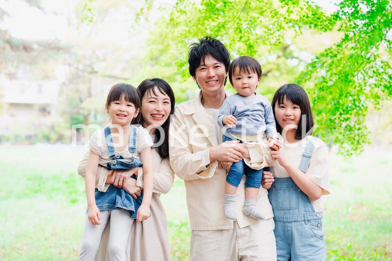 子どもが3人いる家族の集合写真