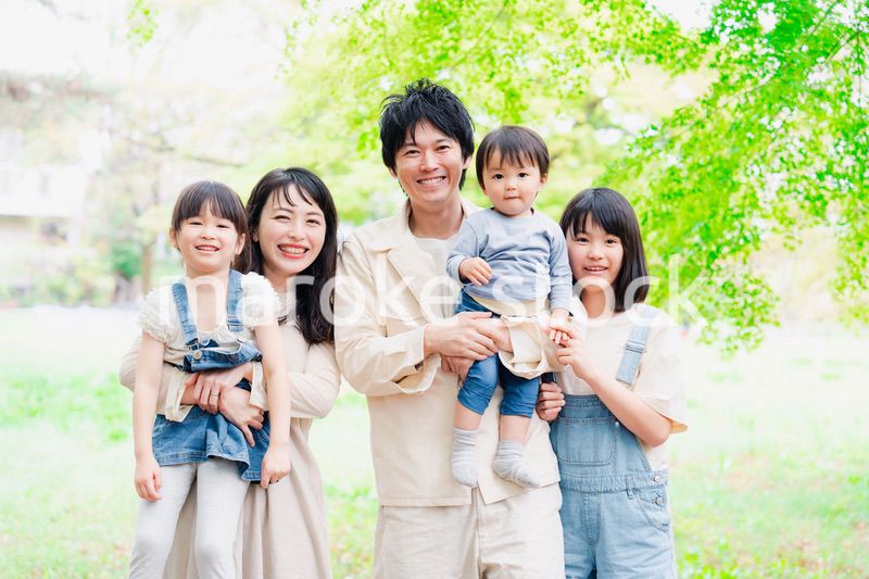 子どもが3人いる家族の集合写真