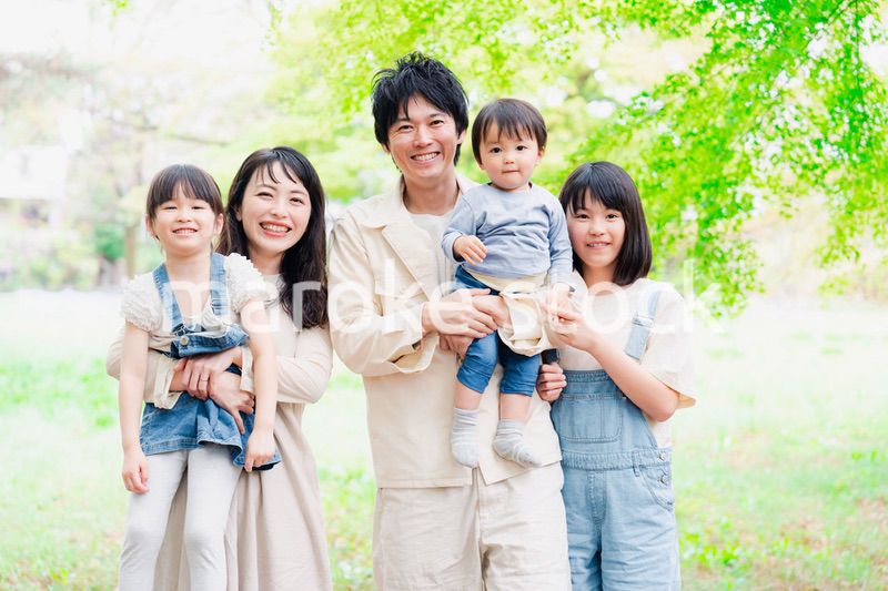 子どもが3人いる家族の集合写真