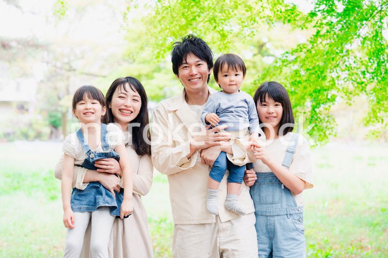 子どもが3人いる家族の集合写真