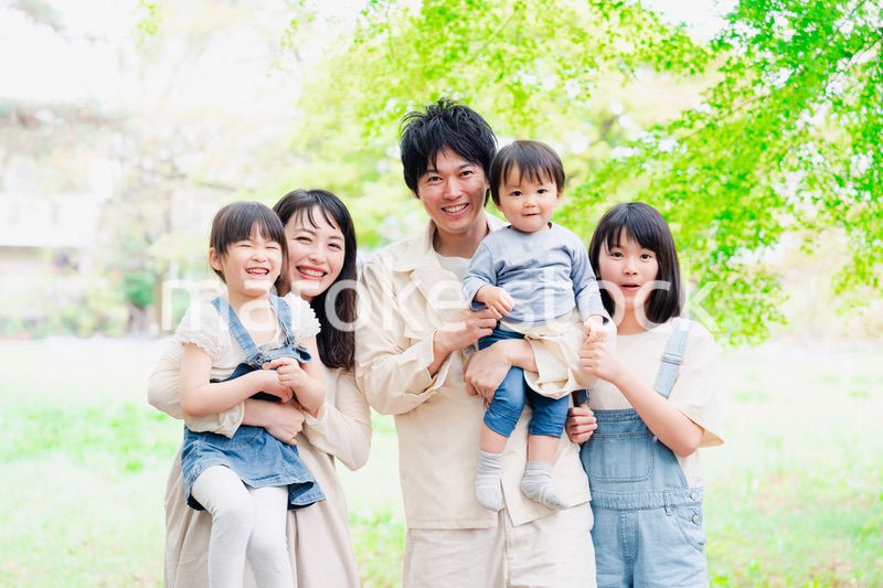 子どもが3人いる家族の集合写真