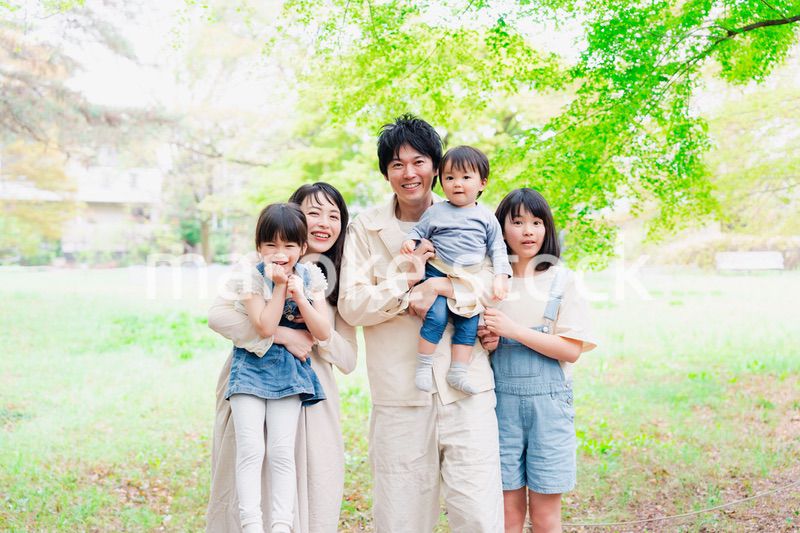 子どもが3人いる家族の集合写真