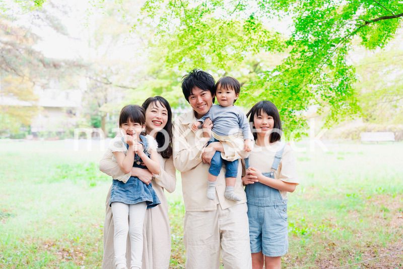 子どもが3人いる家族の集合写真