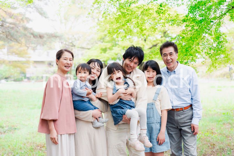 笑顔の3世代家族集合写真