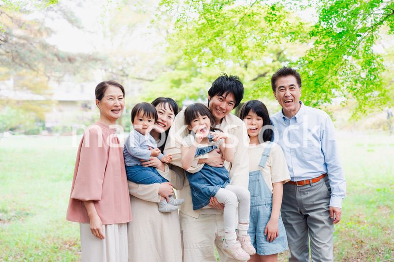 笑顔の3世代家族集合写真