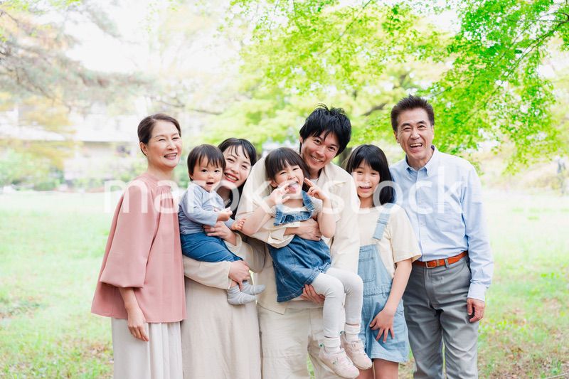 笑顔の3世代家族集合写真