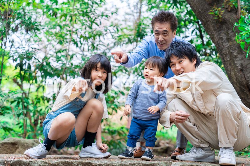 おじいちゃんと一緒に遊ぶ家族