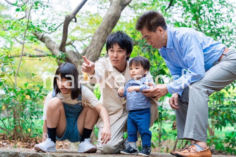 おじいちゃんと一緒に遊ぶ家族