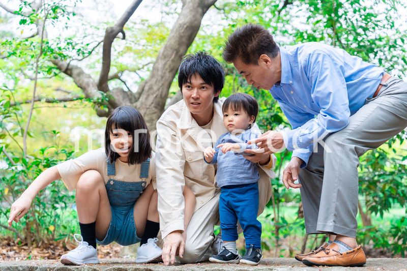 おじいちゃんと一緒に遊ぶ家族