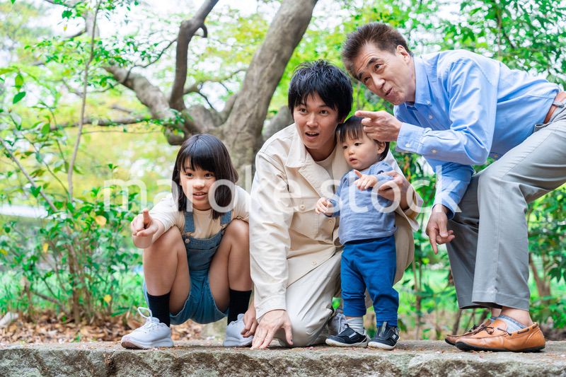おじいちゃんと一緒に遊ぶ家族