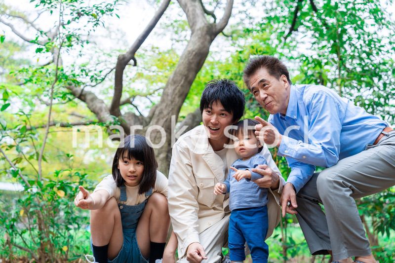 おじいちゃんと一緒に遊ぶ家族