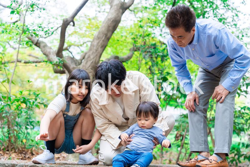 おじいちゃんと一緒に遊ぶ家族