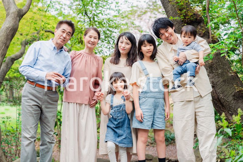 笑顔の3世代家族集合写真