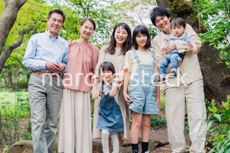 笑顔の3世代家族集合写真