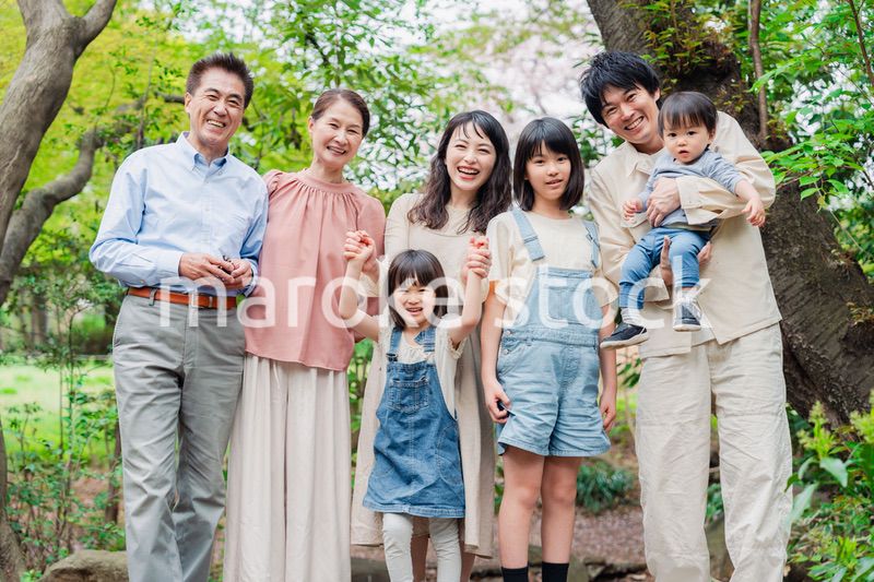 笑顔の3世代家族集合写真