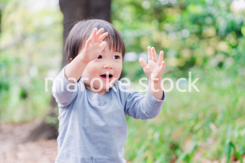 手を上に上げる子供