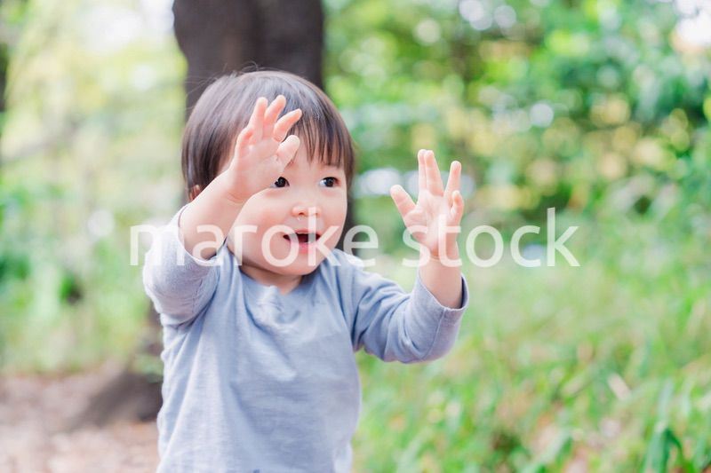 手を上に上げる子供