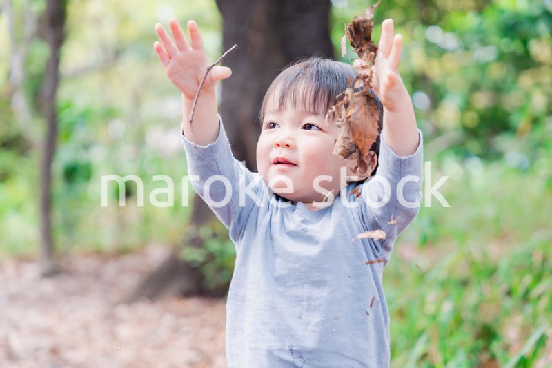 手を上に上げる子供