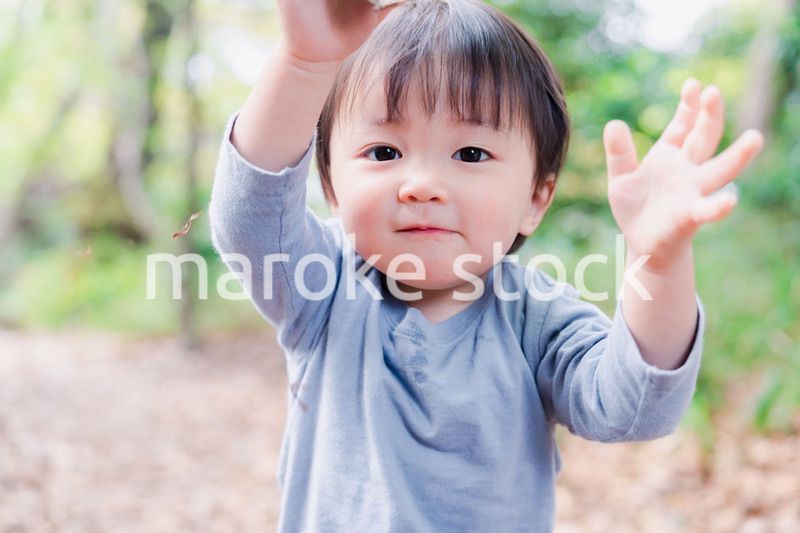 手を上に上げる子供