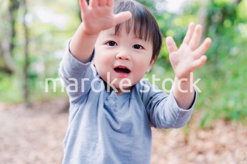 手を上に上げる子供