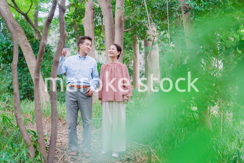 自然の中を散歩するシニアの夫婦