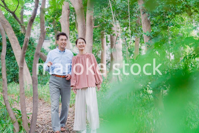 自然の中を散歩するシニアの夫婦