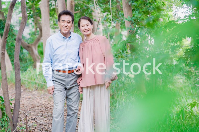 自然の中を散歩するシニアの夫婦