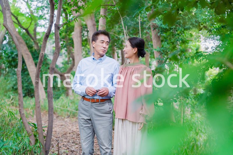 自然の中を散歩するシニアの夫婦