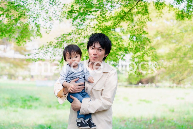 育休中のパパと散歩に出かける男の子の赤ちゃん