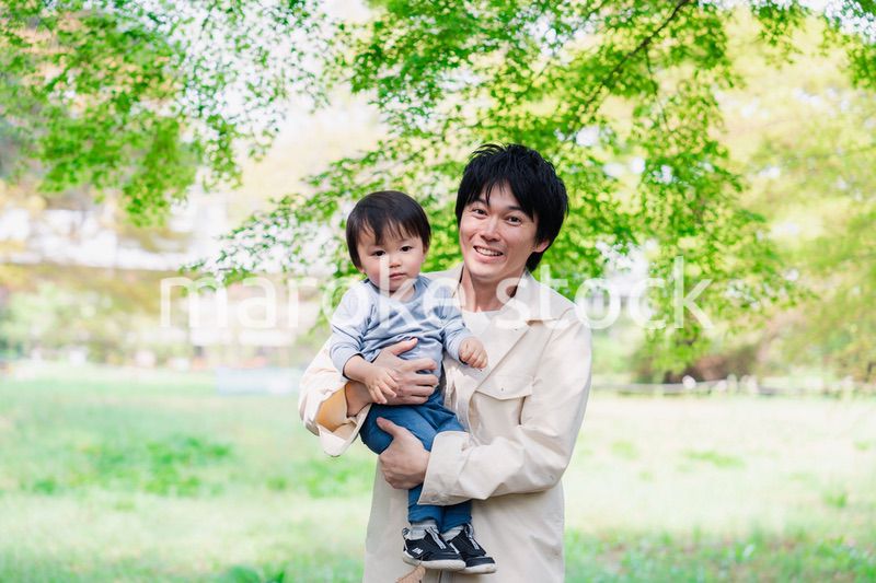 育休中のパパと散歩に出かける男の子の赤ちゃん