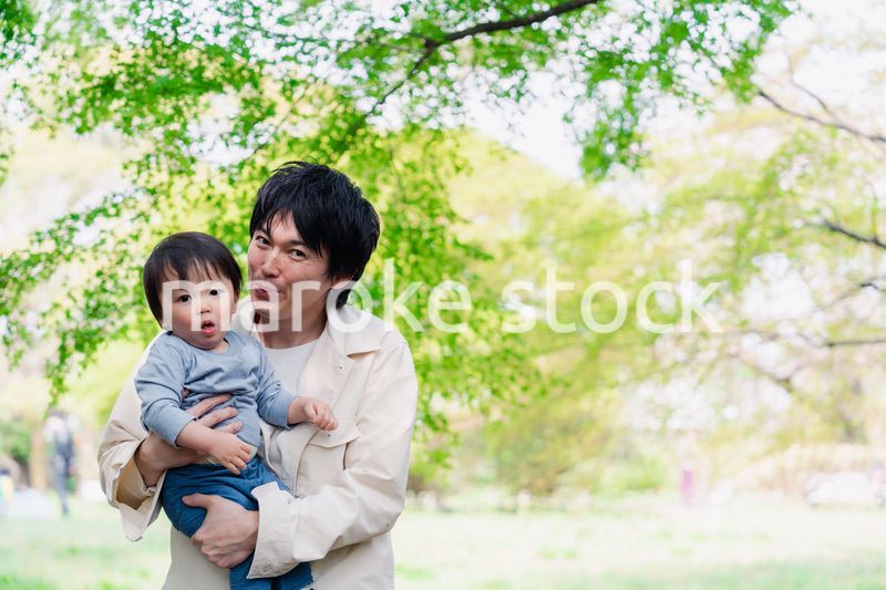 育休中のパパと散歩に出かける男の子の赤ちゃん