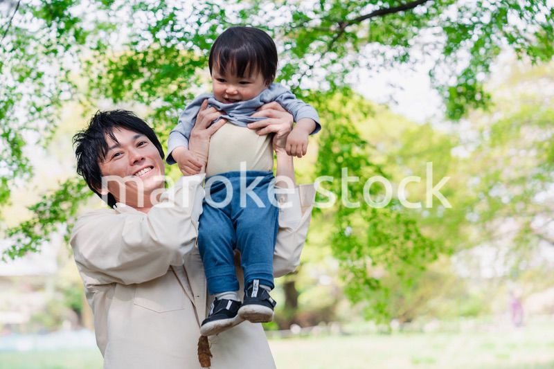 育休中のパパと散歩に出かける男の子の赤ちゃん