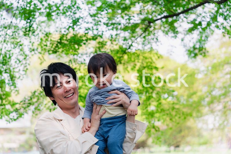 育休中のパパと散歩に出かける男の子の赤ちゃん