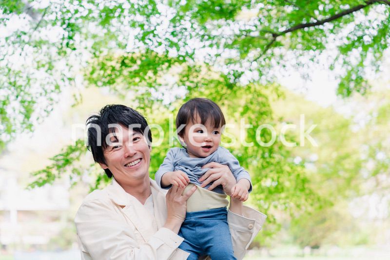 育休中のパパと散歩に出かける男の子の赤ちゃん