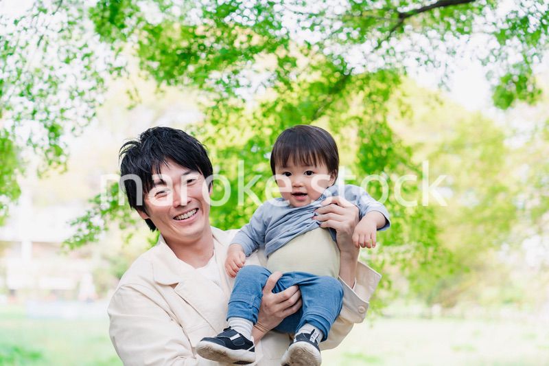 育休中のパパと散歩に出かける男の子の赤ちゃん