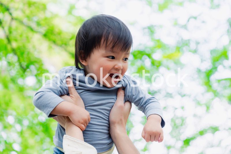 高い高いをされて喜ぶ男の子の赤ちゃん