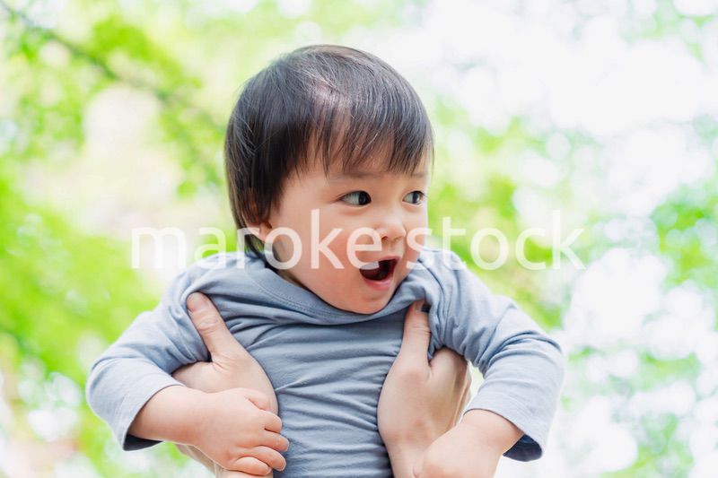高い高いをされて喜ぶ男の子の赤ちゃん
