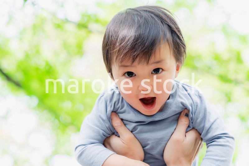 高い高いをされて喜ぶ男の子の赤ちゃん