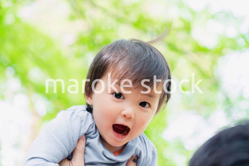 高い高いをされて喜ぶ男の子の赤ちゃん