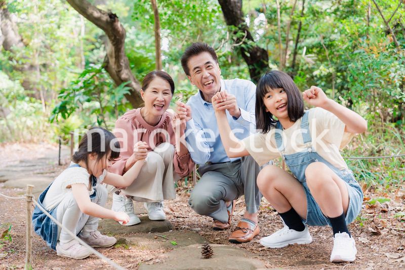 田舎の祖父母の家で遊ぶ孫たち