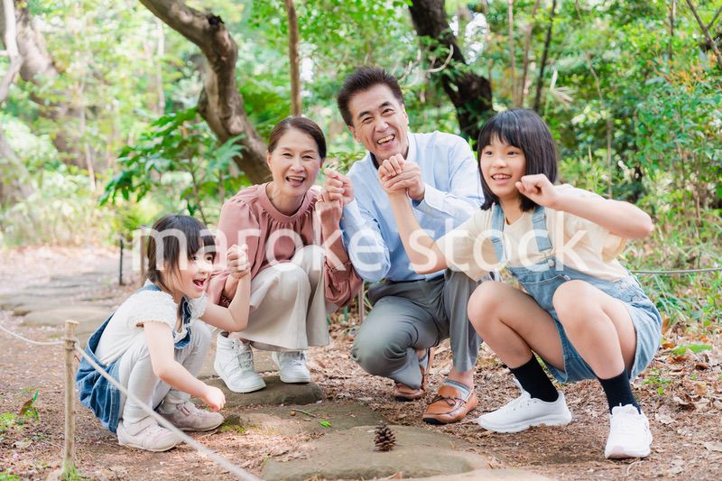 田舎の祖父母の家で遊ぶ孫たち