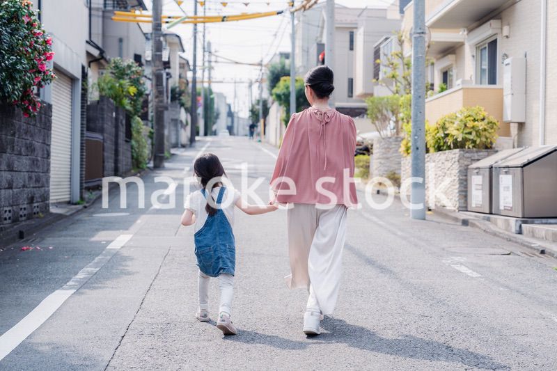 おばあちゃんと街を散歩する女の子