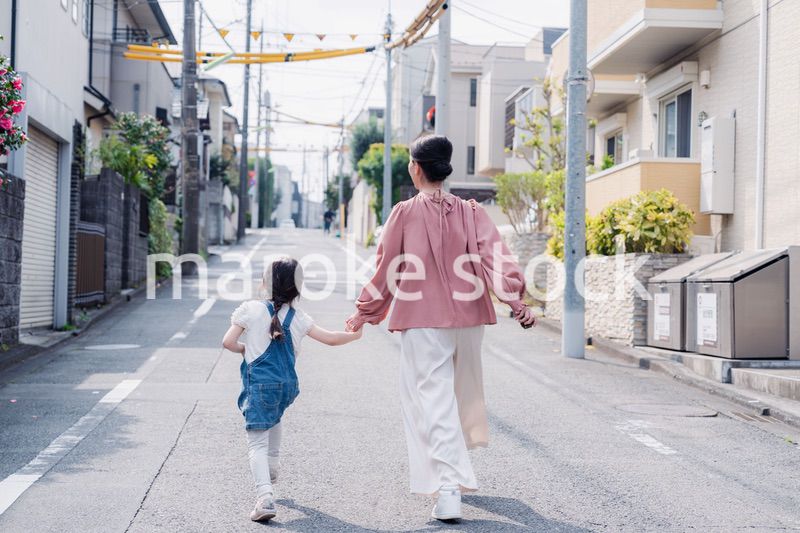 おばあちゃんと街を散歩する女の子