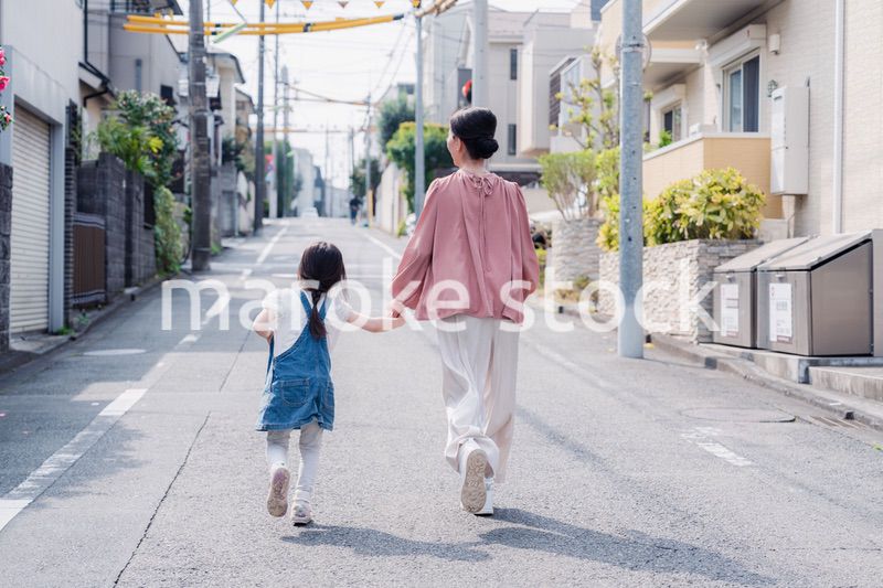 おばあちゃんと街を散歩する女の子