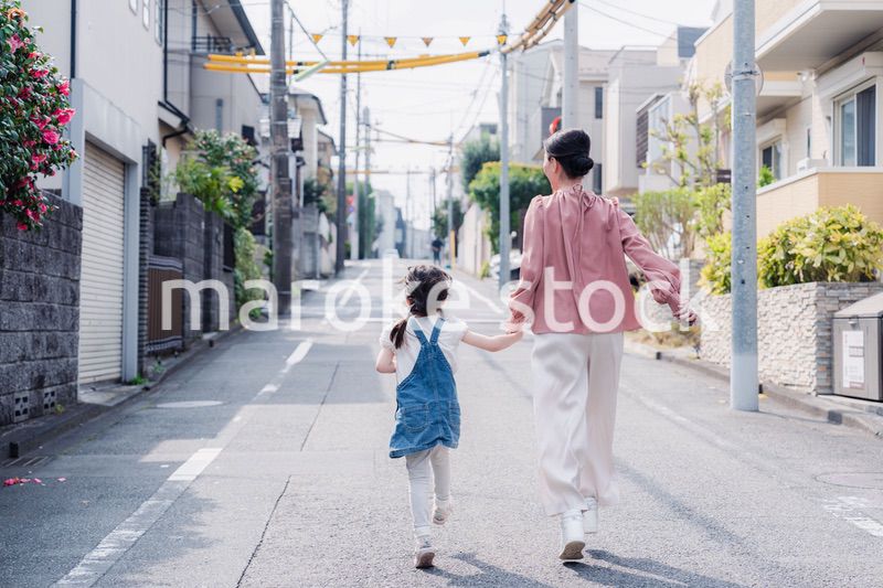 おばあちゃんと街を散歩する女の子