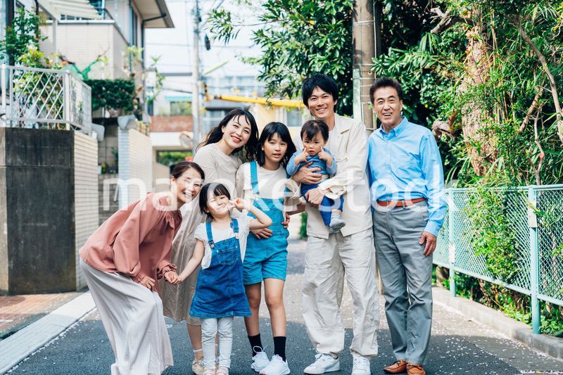 笑顔で外を散歩する3世代のファミリー